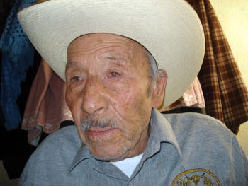 Don Manuelito con 94 años de edad y 42 hijos, se siente de 50 años