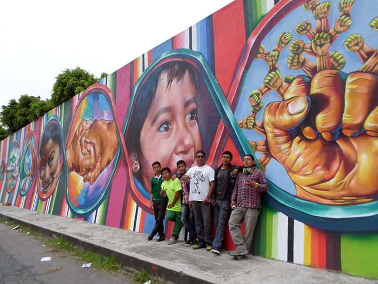 Pintan grafiteros enorme  mural en Tlaxcala