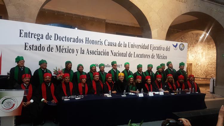 Floria María Hernández recibe Doctorado Honoris Causa