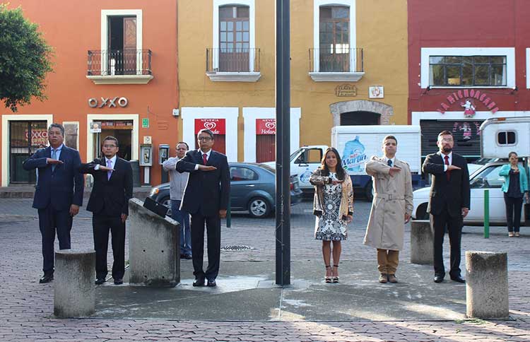 Rinden diputados de la LXII legislatura homenaje a lábaro patrio en plaza de la constitución 