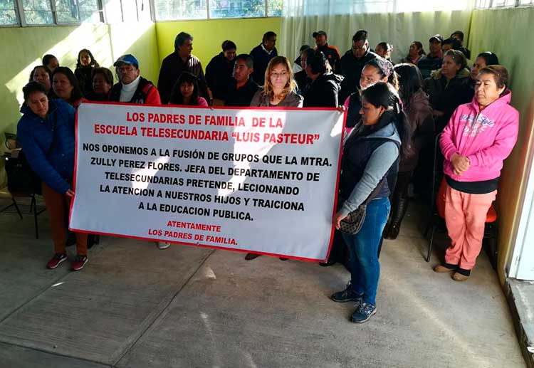Protestan padres porque USET quiere fusionar grupos en Telesecundaria de Tlaxcala