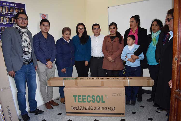 Regidores de Zacatelco entregan calentador solar al CAM 01