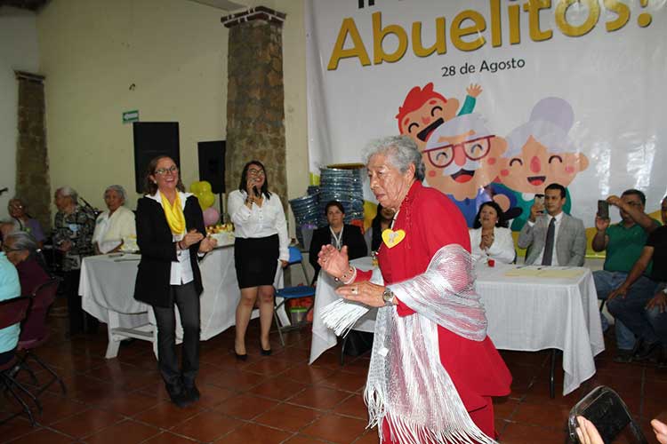 Celebró Eloy Reyes a los abuelitos de Apetatitlán