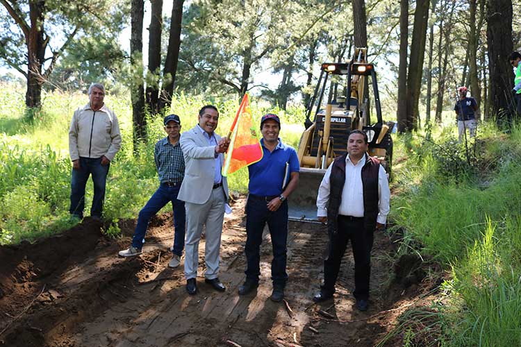 Héctor Domínguez da inicio  a obras de construcción en Tepatlaxco