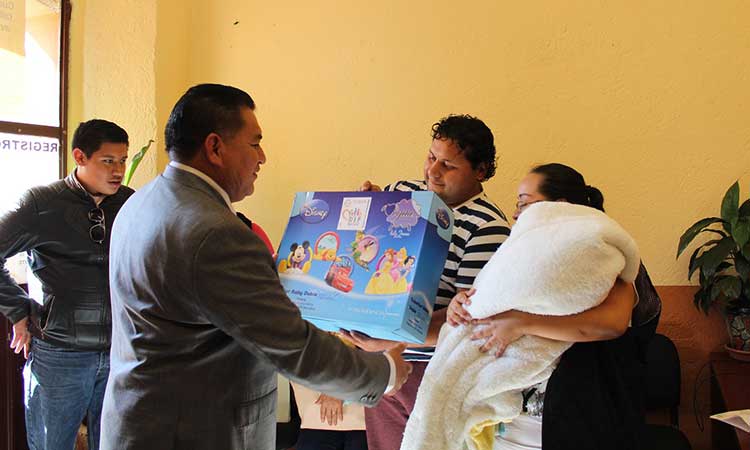 Amplia Apetatitlán entrega de cobertores a recién nacidos