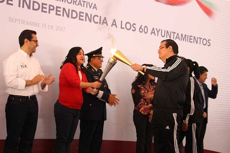 El Presidente Municipal de Huamantla, Jorge Sánchez Jasso, recibió el fuego simbólico de la Independ