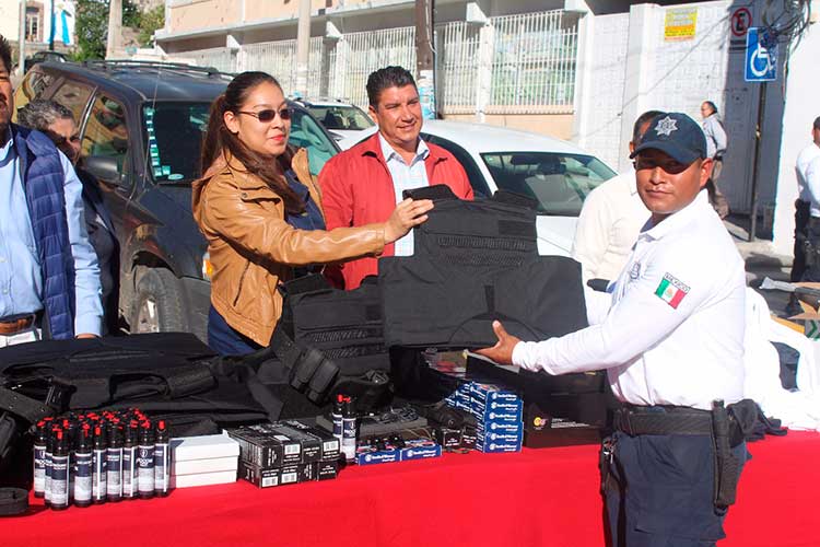 Entrega Oscar Murias equipamiento a policías de Natívitas