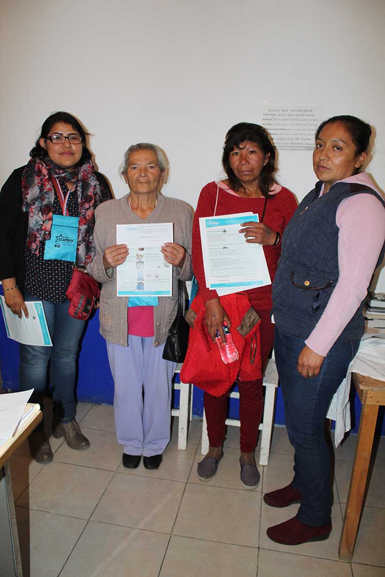 Reciben pobladores de Tocatlán aparatos auditivos