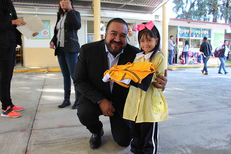 Badillo Jaramillo concluye entrega de uniformes con el pre escolar José Guadalupe Xochitiotzin