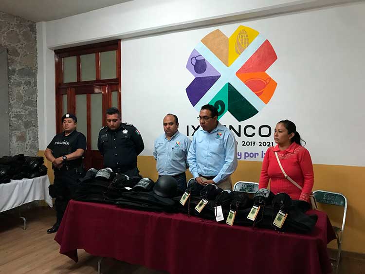 Entrega presidente municipal equipamiento a policías de Ixtenco
