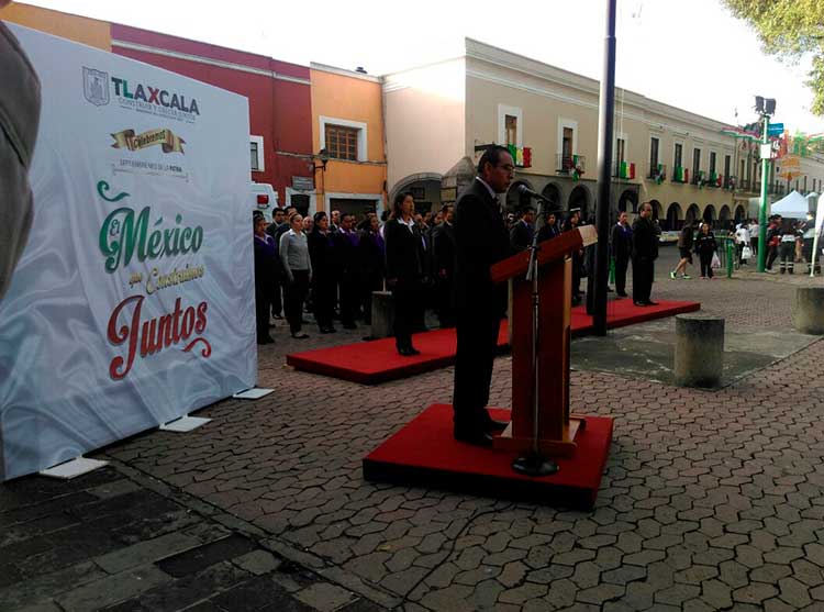 Realiza Ayuntamiento de Ixtenco Izamiento de Nuestra Bandera Nacional