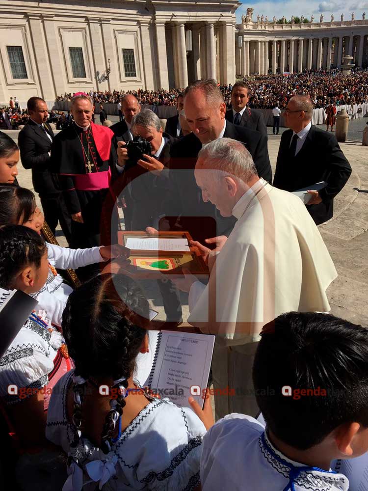 Que bonito cantan, canten más, dice el Papa a niños de Ixtenco