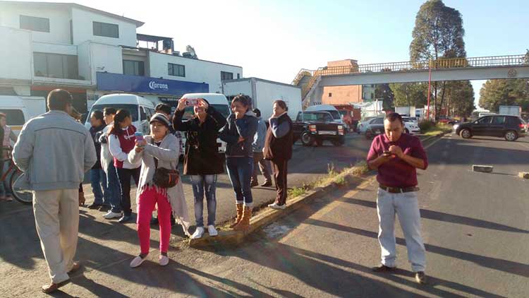 Siguen problemas en Tlalteluco, cierran carretera para que atiendan escuela