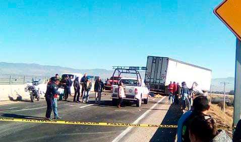 Chocan camioneta y trailer: 1 muerto y 4 heridos en Huamantla