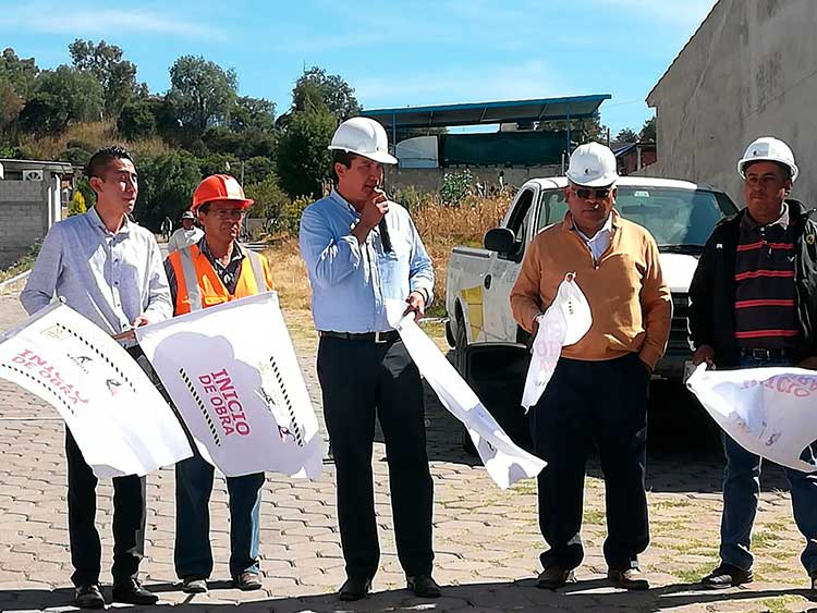 En Xochitecatitla inician trabajos de electrificación 