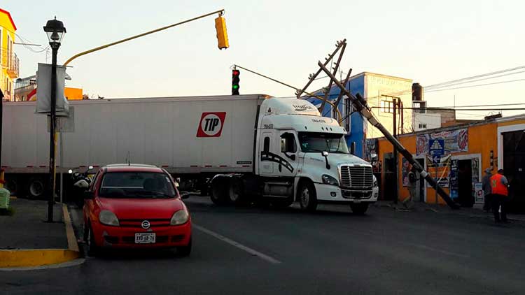Derrumba trailer poste de luz en avenida Tlahuicole de Tlaxcala