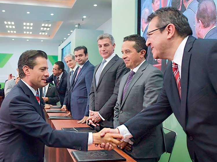 Firma Marco Mena convenio para la formalización del empleo