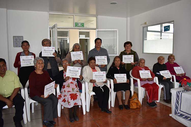 Concluyen adultos mayores de Zacatelco curso de manualidades navideñas