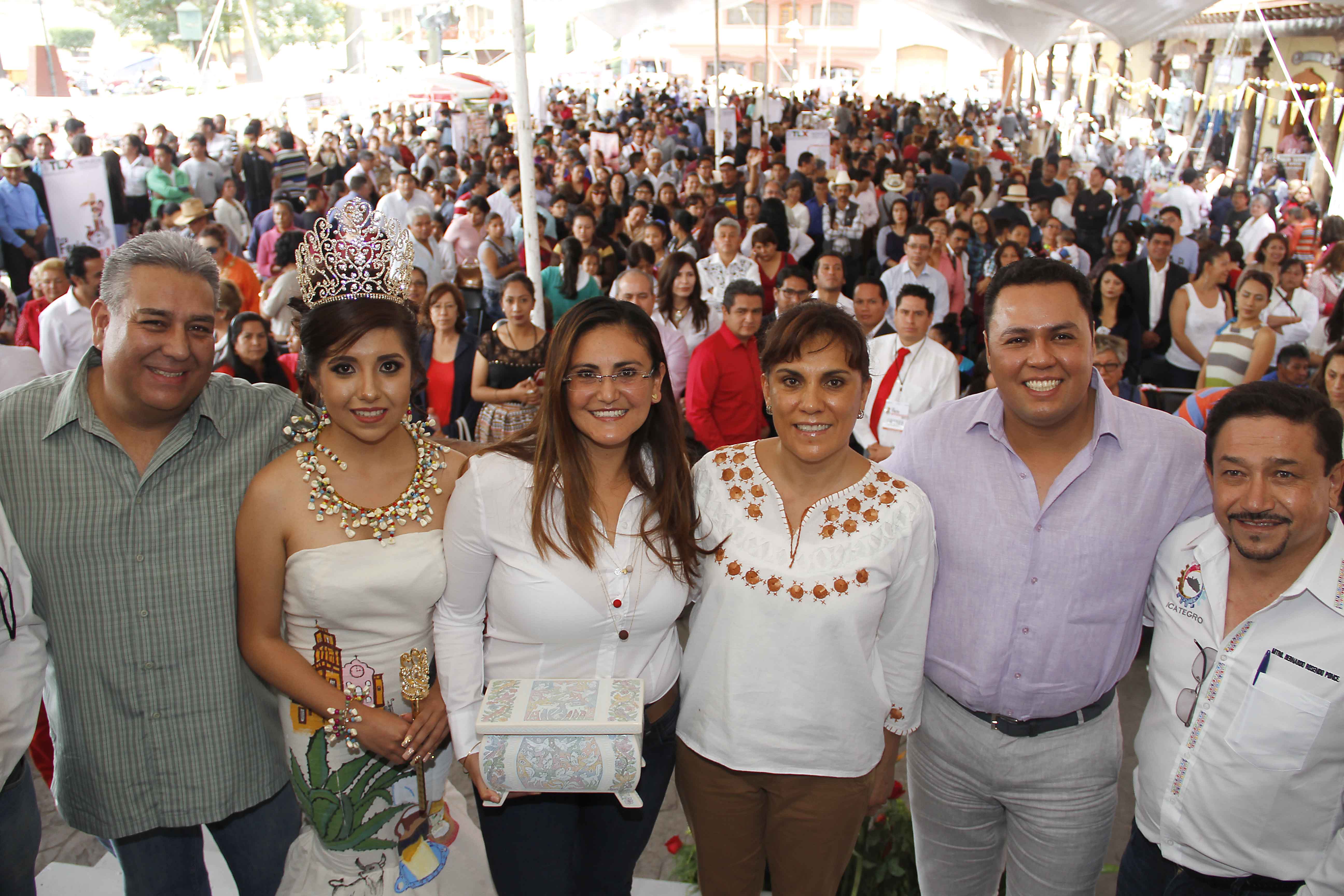 Inaugura Sandra Chávez la primera feria artesanal 2017
