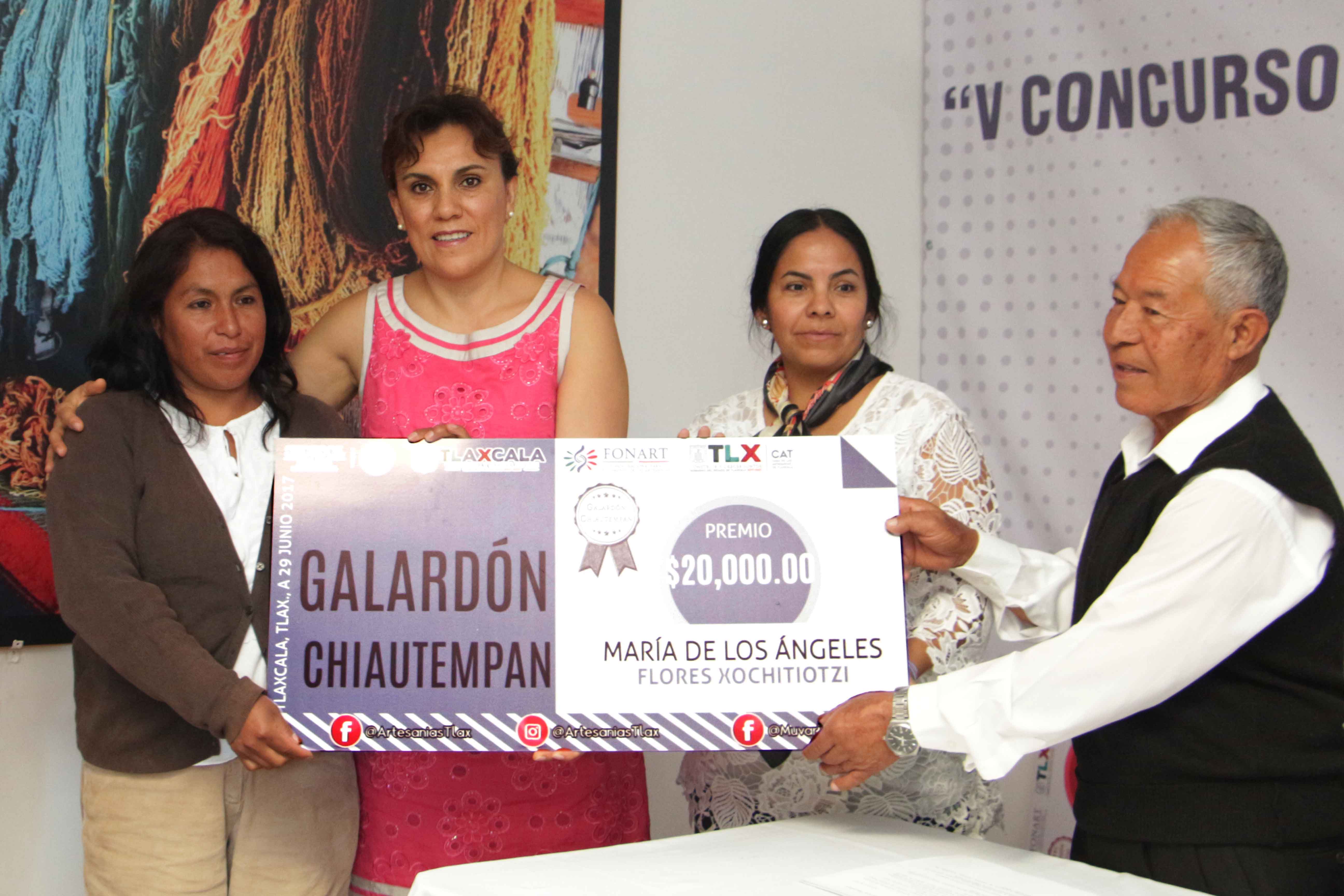 Premian a ganadores del quinto concurso de sarape tradicional Tlaxcalteca