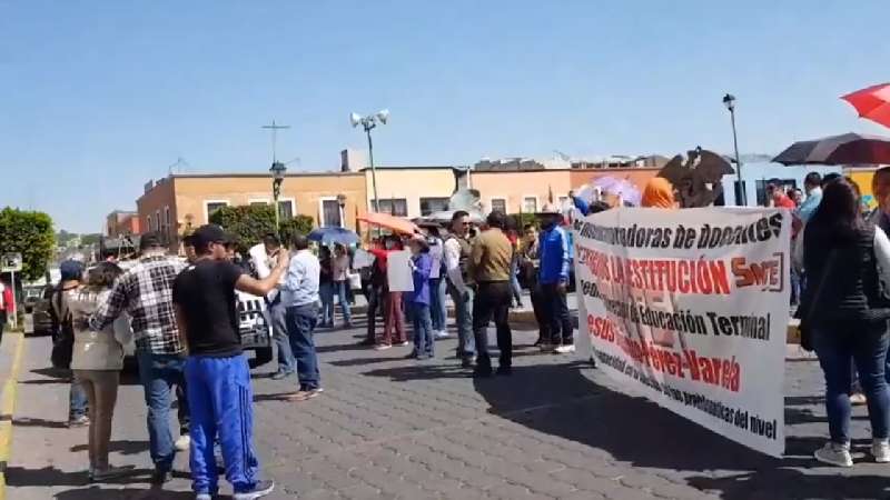 Marchan docentes de normales y se manifiestan en Congreso