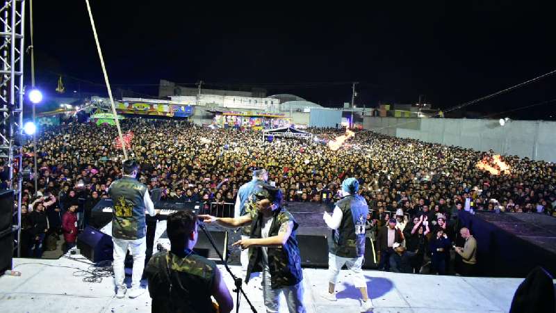Ante 10 mil personas, Kumbia Kings hace vibrar Zacatelco