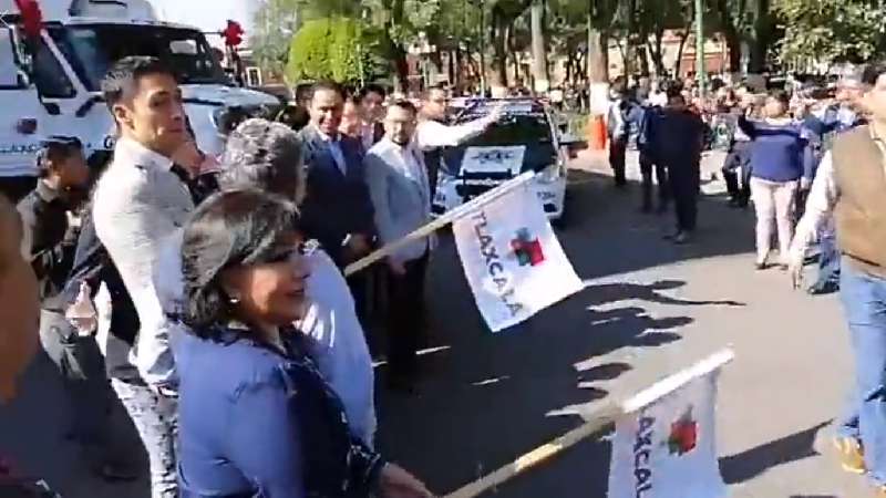 Entrega de patrullas, compactadores y alarmas en Tlaxcala