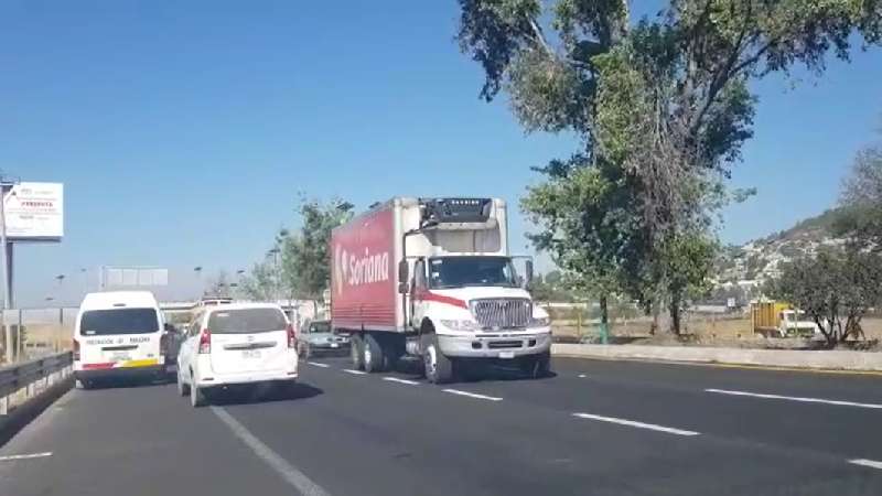 Congestionamiento vial en acceso a Tlaxcala