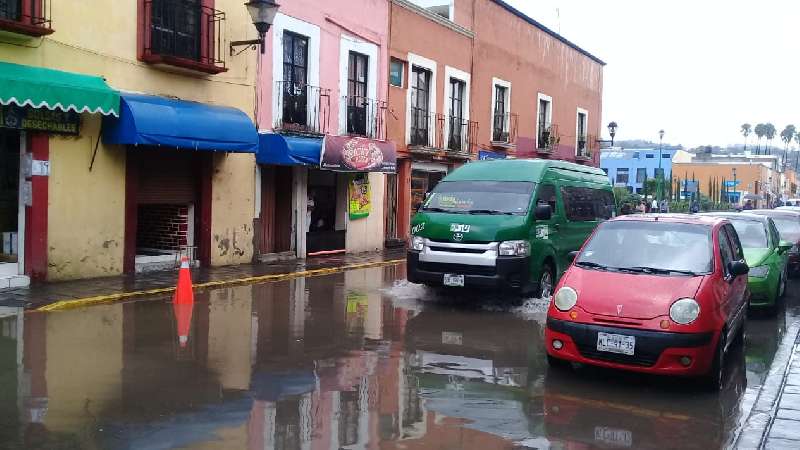 Inundaciones deja torrencial lluvia y granizada en la capital