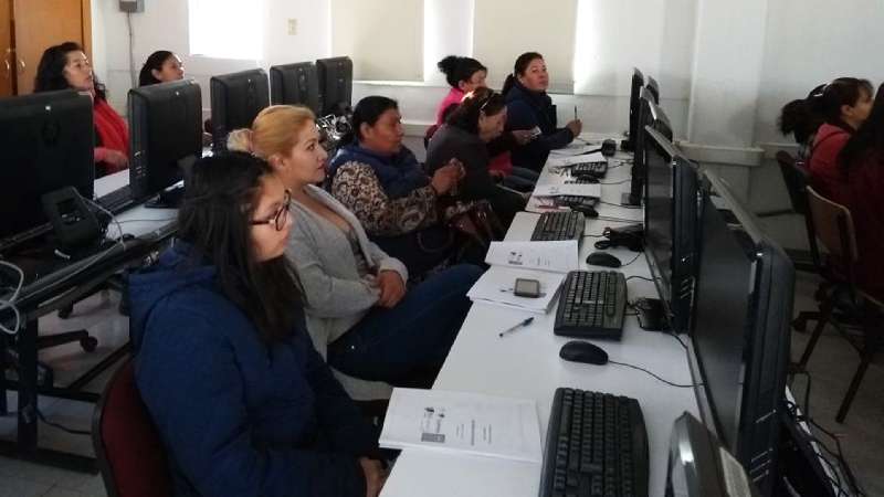 Reanudarán cursos de computación para mujeres en la capital