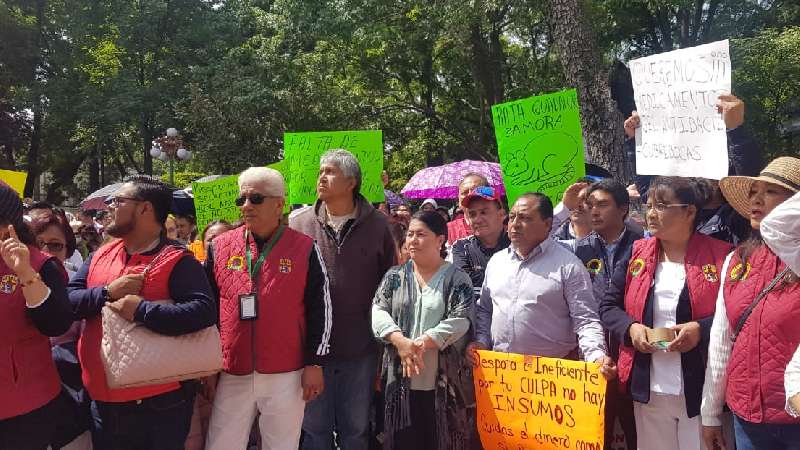 Sigue manifestación de trabajadores de SESA, autoridades no los atienden