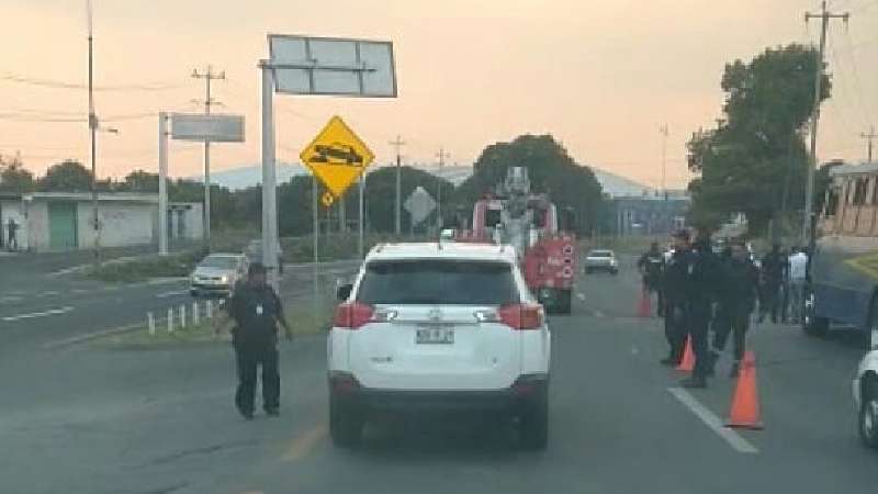 Militar defiende a pasajeros de asalto en un transporte, hiere a dos y resulta herido 
