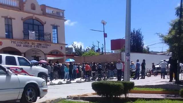 Retienen a funcionarios en Hueyotlipan, quieren salida de presidente d...