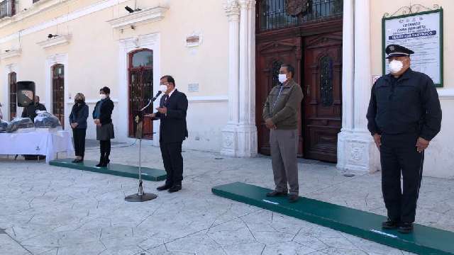 Entrega alcalde de Huamantla uniformes y patrullas a policías municipales 