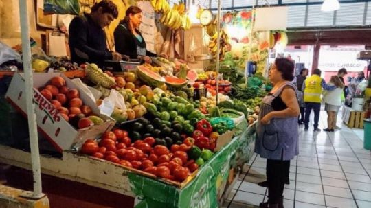 Amas de casa se encuentran con alzas en el precio de la canasta básica, será una cuesta de enero difícil, dicen