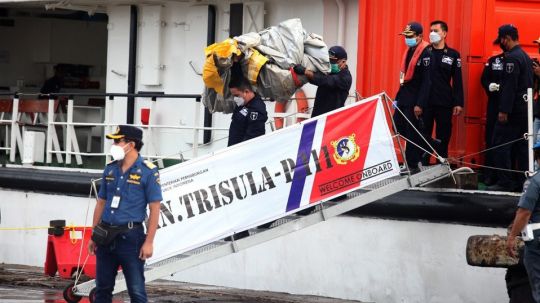 Hallan restos de cuerpos en costa de Indonesia donde desapareció avión