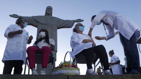 A los pies de Cristo Redentor, Brasil arranca vacunación contra covid-19