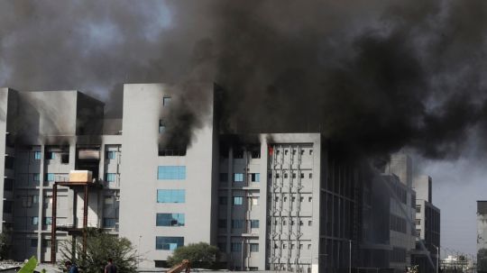 En India, se registra incendio en la sede del mayor fabricante de vacunas del mundo