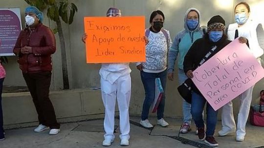 Sin protección y excesivas jornadas labora personal médico del hospital de La Loma del IMSS, realizan manifestación