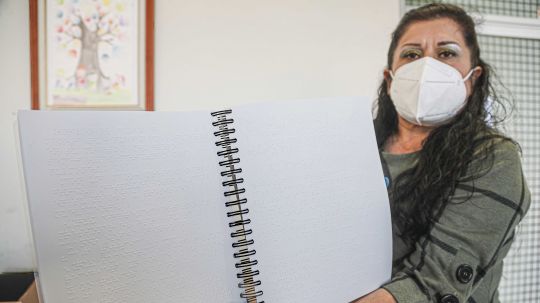 Cuentan alumnos de educación básica de CAM y Usaer con libros en braille y macrotipo