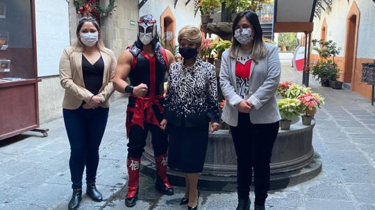 Recibe alcaldesa de Tlaxcala a presidenta de Lucha Libre triple AAA