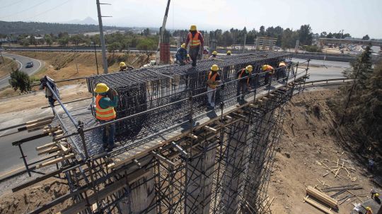 Coloca Secoduvi trabes del nuevo puente vehicular en el distribuidor vial Xicohténcatl