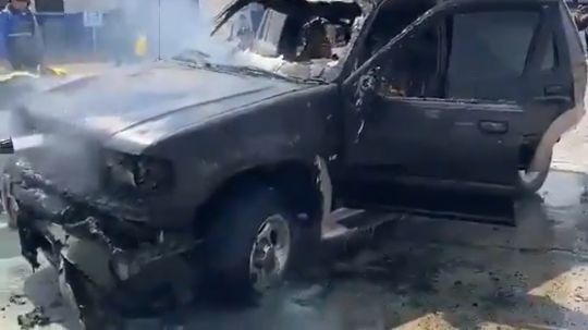 Justo en gasolinera se incendia camioneta, logran remolcarla para evitar explosión 