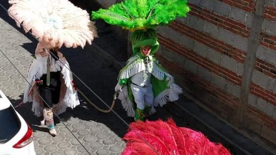 En Mazatecochco charros y música en vivo recorren las calles