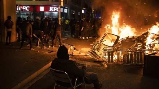 Suman cinco días de protestas en Barcelona por detención del rapero Pablo Hasél