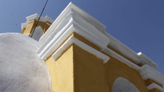 Enfurecen por torre del ex convento de San Francisco en amarillo y blanco, INAH defiende decisión 