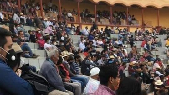 Julio hace corrida en Apizaco, sin importarle salud de población, ciudadanos le reprochan