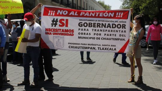 Pobladores de Muñoztla llevan inconformidad a la capital del estado, exigen alto definitivo al panteón y transparencia