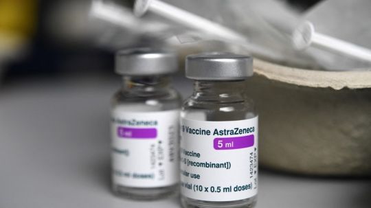 Vacuna anticovid de AstraZenca es segura y eficaz: regulador europeo tras análisis