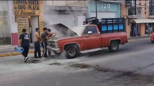 Mientras camioneta se incendia en pleno centro de Zacatelco, policías sirven de meros espectadores